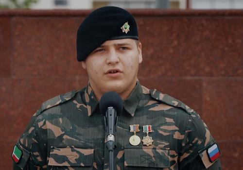 Золотов наградил 17-летнего сына Кадырова Адама медалью &laquo;За боевое отличие&raquo; 