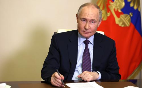 Путин хвалит бизнес, который справляется с вызовами и помогает России идти вперед Путин хвалит бизнес, который справляется с вызовами и помогает России идти вперед