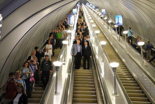 Без проверки - нельзя: в петербургском метро охрана просит включать гаджеты при досмотре