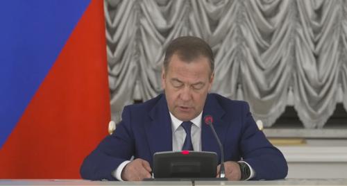 Медведев призвал трудовых мигрантов покидать Россию после завершения контракта  
