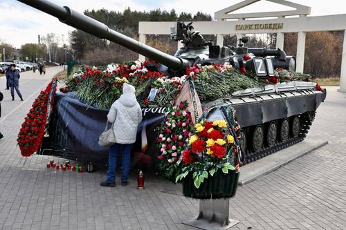 Танк в парке Победы Копейска утонул в цветах в память о жертвах трагедии на заводе