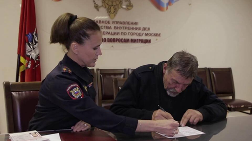 Выдворенный из Латвии пенсионер получил российский паспорт