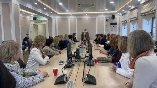 Женщинам показали Соборную мечеть, но фотографировать их там не стали